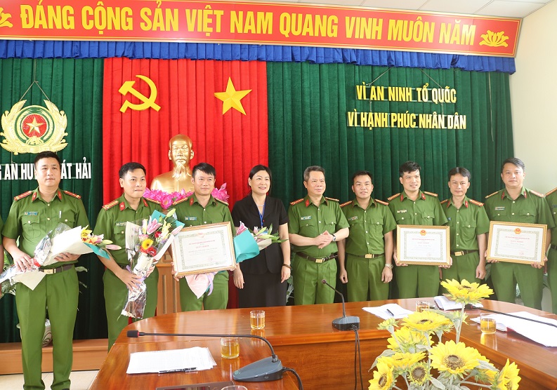 Đại tá Lê Nguyên Trường, Phó Giám đốc CATP, Thủ trưởng Cơ quan CSĐT cùng Phó Chủ tịch UBND huyện Cát Hải Hoàng Hồng Luân tặng hoa, biểu dương chúc mừng CBCS CAH Cát Hải vì đã có thành tích xuất sắc trong đấu tranh phòng chống các loại tội phạm Đại tá Lê Nguyên Trường, Phó Giám đốc CATP, Thủ trưởng Cơ quan CSĐT cùng Phó Chủ tịch UBND huyện Cát Hải Hoàng Hồng Luân tặng hoa, biểu dương chúc mừng CBCS CAH Cát Hải vì đã có thành tích xuất sắc trong đấu tranh phòng chống các loại tội phạm
