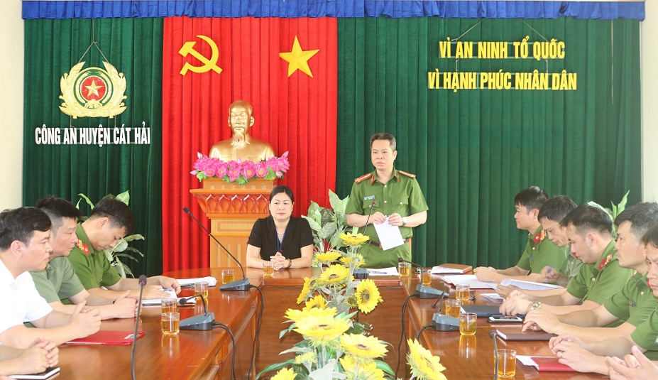 Đại tá Lê Nguyên Trường, Phó Giám đốc CATP, Thủ trưởng Cơ quan CSĐT phát biểu chỉ đạo tại lễ khen thưởng CAH Cát Hải Đại tá Lê Nguyên Trường, Phó Giám đốc CATP, Thủ trưởng Cơ quan CSĐT phát biểu chỉ đạo tại lễ khen thưởng CAH Cát Hải