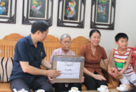 Trưởng Ban Nội chính Thành ủy thăm, tặng quà người có công tiêu biểu trên địa bàn huyện Kiến Thụy