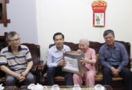 Lãnh đạo thành phố thăm, tặng quà Mẹ Việt Nam Anh hùng, người có công nhân kỷ niệm 65 năm Ngày giải phóng Hải Phòng