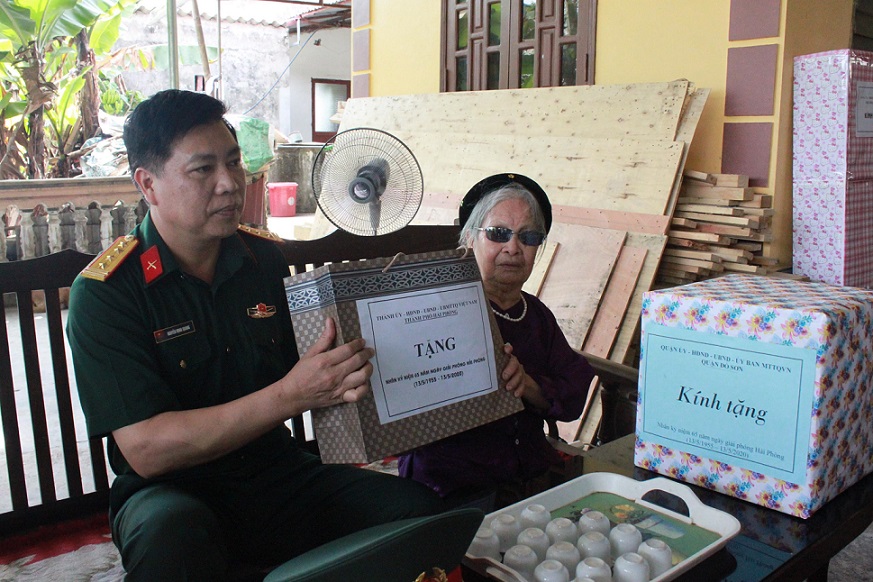 Đại tá Nguyễn Minh Quang, Chỉ huy trưởng Bộ Chỉ huy Quân sự thành phố tặng quà Mẹ Việt Nam Anh Hùng Nguyễn Thị Hiên