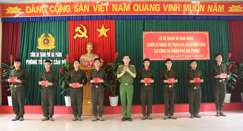 Đại tá Phạm Viết Dũng – Phó Giám đốc CATP biểu dương các chiến sĩ đạt thành tích cao trong khóa huấn luyện