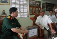 Chỉ huy trưởng Bộ Chỉ huy Quân sự thành phố thăm, tặng quà các gia đình chính sách