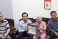 Lãnh đạo Ủy ban MTTQ Việt Nam thành phố thăm, tặng quà Mẹ Việt Nam Anh hùng, người có công