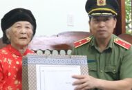 Thiếu tướng Vũ Thanh Chương, Giám đốc CATP thăm, tặng quà gia đình chính sách tại huyện Thủy Nguyên