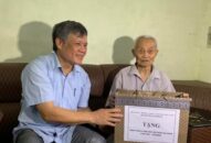 Phó Chủ tịch Thường trực UBND TP thăm, tặng quà gia đình chính sách