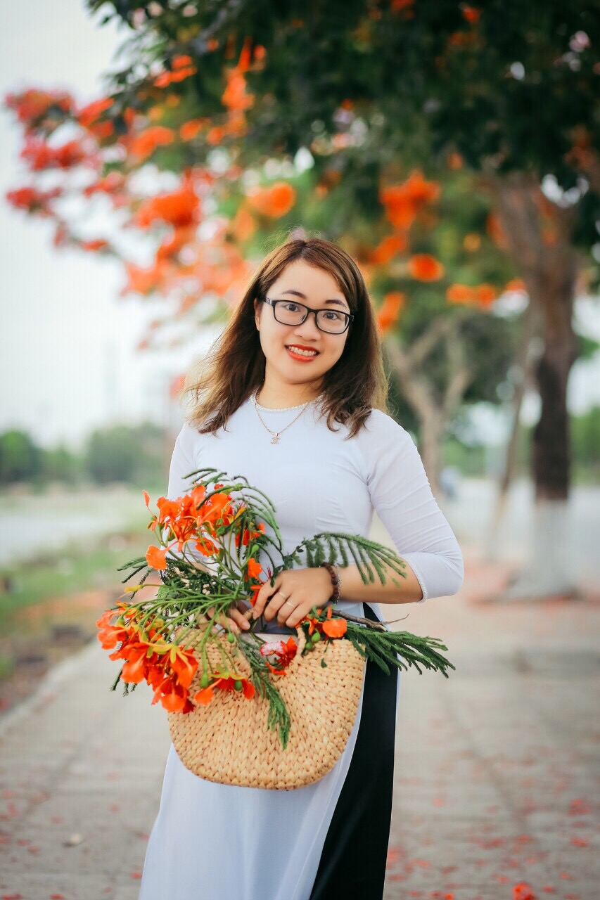 Cô giáo trẻ Hà Xuyên đẹp rạng ngời trong tà áo dài Việt Nam