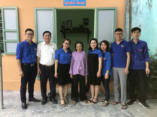 Hà Xuyên cùng cán bộ Huyện đoàn, lãnh đạo xã Quang Phục tham gia lễ khánh thành, trao tặng “Nhà Nhân ái” cho người già cô đơn