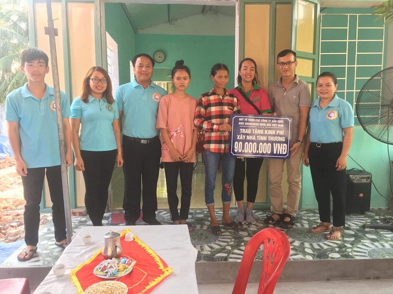 Hà Xuyên cùng các nhà hảo tâm trao kinh phí hỗ trợ xây “Nhà Tình thương” cho người dân có hoàn cành khó khăn