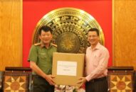 Công ty CP Hóa dầu và Xơ sợi Việt Nam: Trao 10.000 khẩu trang y tế tặng CATP phòng chống dịch Covid-19