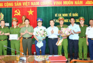 Khen thưởng tập thể có thành tích xuất sắc trong đấu tranh với đường dây, ổ nhóm buôn lậu quặng đồng nguyên khai qua Cảng Hải Phòng