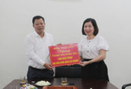 Quận ủy Lê Chân trao tặng khẩu trang, dung dịch sát khuẩn cho các trường học trên địa bàn