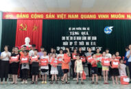 Tặng quà cho trẻ em có hoàn cảnh khó khăn nhân dịp Tết thiếu nhi 1/6