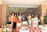 Đội CSGT-TT và Hội phụ nữ Công an quận Hồng Bàng: Thăm, tặng quà trẻ mồ côi tại Làng trẻ Hoa Phượng
