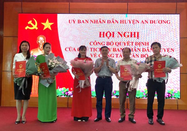 Trao các quyết định điều động, bổ nhiệm lãnh đạo phòng, trường học 