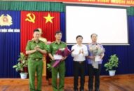 Chủ tịch UBND quận Hồng Bàng khen thưởng Công an quận phá nhanh các vụ án trên địa bàn