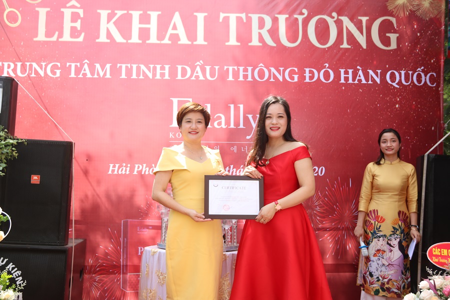 Tập đoàn Hòa Bình Group trao quyết định nhượng quyền cho Trung tâm 