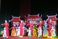 Bà con nhân dân xã Lý Học, huyện Vĩnh Bảo hào hứng với chương trình của Đoàn Nghệ thuật Múa rối Hải Phòng