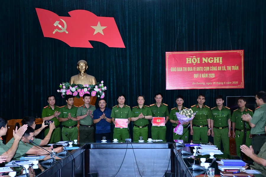lãnh đạo CATP và huyện An Dương khen thưởng ban chuyên án và CBCS Công an huyện An Dương