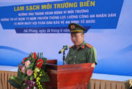 Báo An ninh Hải Phòng và Công an quận Đồ Sơn ra quân làm sạch môi trường biển tại bãi biển khu II quận Đồ Sơn