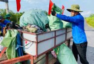 Tuổi trẻ huyện Tiên Lãng ra quân vệ sinh bãi biển Vinh Quang