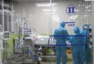 Chiều 2/6, nam phi công người Anh tiếp tục phục hồi, mỉm cười, cử động chân tay tăng