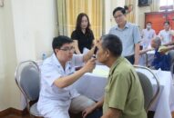 Bệnh viện Mắt khám, tư vấn cho gần 200 người có công với cách mạng tại xã Tân Liên, huyện Vĩnh Bảo