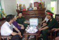 Lãnh đạo thành phố thăm và tặng quà gia đình chính sách huyện Cát Hải