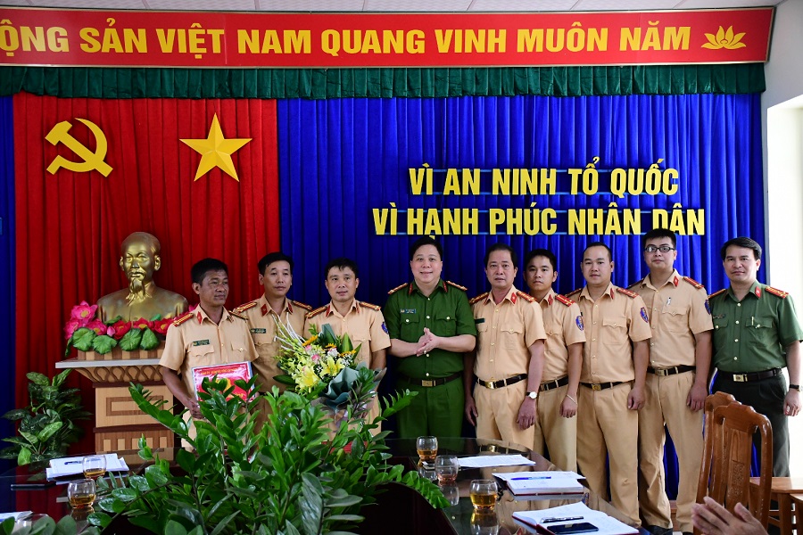 Đồng chí Đại tá Bùi Trung Thành- Phó Giám đốc CATP tặng quà khen thưởng cán bộ chiến sĩ Phân đội 3, Thủy đội- Phòng Cảnh sát đường thủy (PC08B) 
