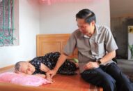 Trưởng Ban Nội chính Thành ủy thăm, tặng quà gia đình chính sách tại huyện Kiến Thụy