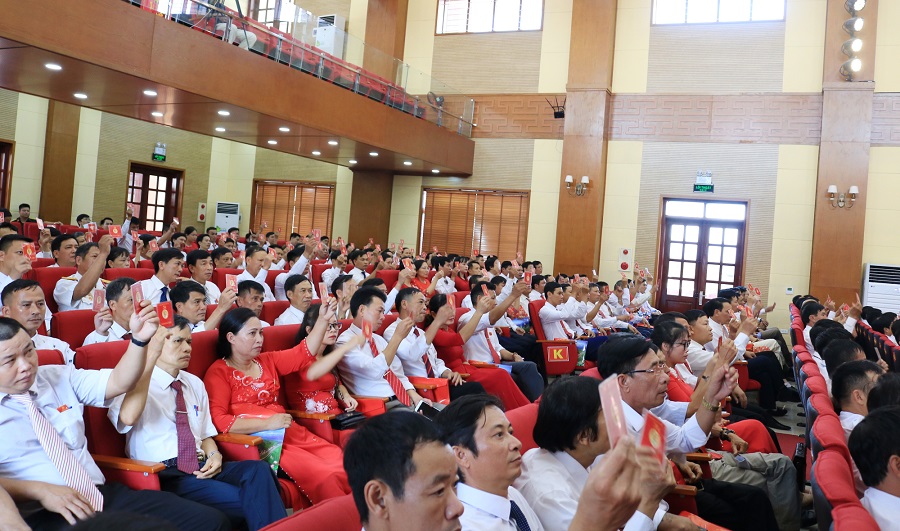 Các đại biểu bầu Đoàn Chủ tịch Đại hội đại biểu Đảng bộ huyện Vĩnh Bảo lần thứ 26, nhiệm kỳ 2020-2025