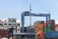 Tìm chủ nhân các container gỗ sồi và xe Mercedes