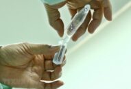 Việt Nam tiến tới làm chủ nguồn cung cấp vắcxin phòng COVID-19