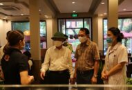 Phó Chủ tịch UBND thành phố Nguyễn Đình Chuyến kiểm tra công tác phòng chống dịch COVID-19 trên tuyến đường Văn Cao