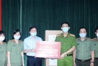 Trao tặng 200 triệu đồng và 30 nghìn khẩu trang cho Công an Đà Nẵng