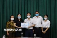 Bảo hiểm xã hội thành phố chung tay ủng hộ Đoàn công tác y tế của Hải Phòng chi viện tại Đà Nẵng 50 triệu đồng