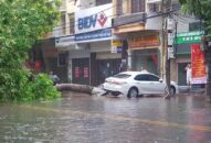 Nguy cơ mất an toàn giao thông trong mùa mưa bão