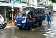 Nhiều tuyến đường phố ngập sâu sau trận mưa lớn