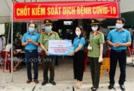 Liên đoàn Lao động thành phố tặng 90 triệu đồng cho các chốt kiểm soát dịch COVID-19 liên ngành tại các cửa ngõ ra, vào thành phố bằng đường bộ