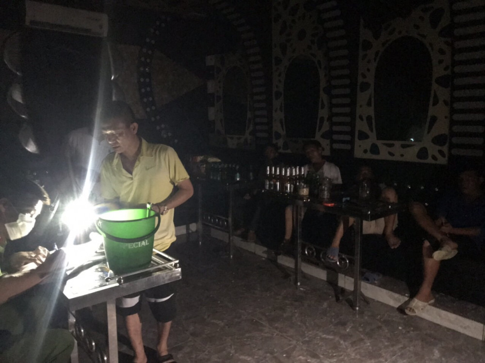 Quán tấp nập khách giữa mùa dịch