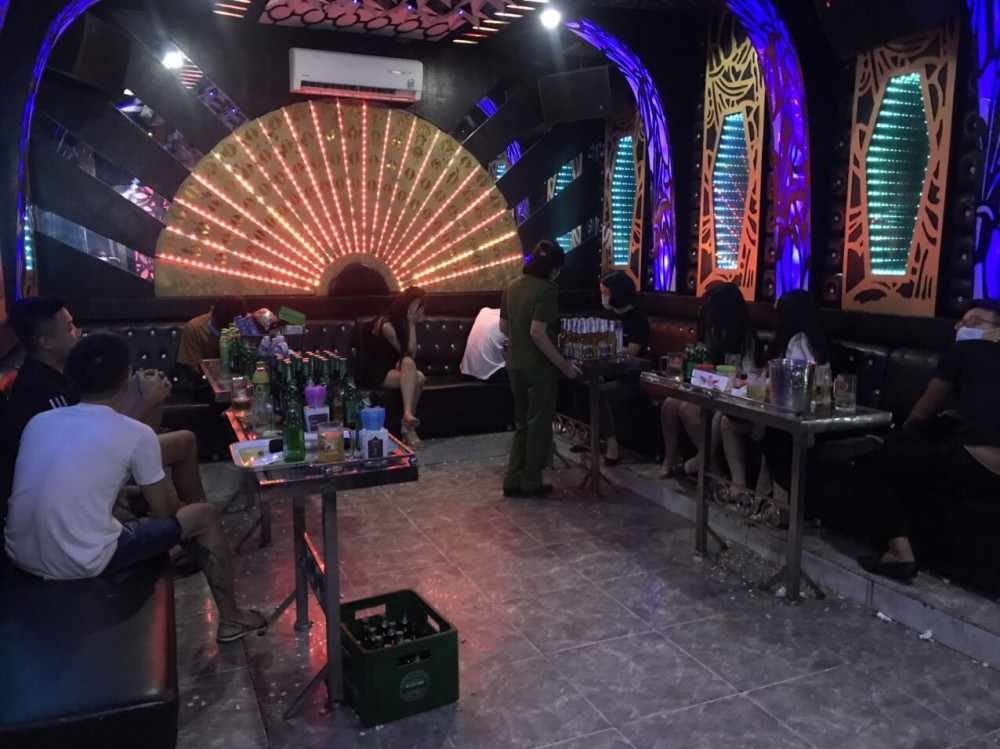 Lực lượng chức năng kiểm tra tại quán