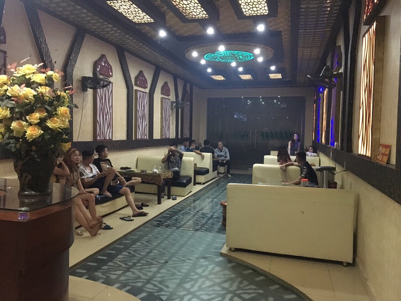 Quán tấp nập khách giữa mùa dịch