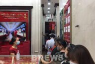 Rớt mạnh, giá vàng trong nước lùi về mốc 55 triệu đồng/lượng