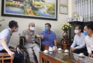 Chủ tịch UBND thành phố thăm, tặng quà gia đình chính sách