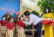 Sở Giáo dục và Đào tạo trao tặng gần 300 mũ bảo hiểm cho học sinh Trường Tiểu học Bạch Đằng nhân dịp Khai giảng năm học mới