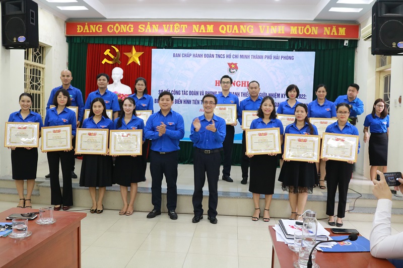 Các đồng chí Đào Phú Thuỳ Dương - Bí thư Thành đoàn; Phạm Ngọc Tiến - Phó Bí thư Thường trực Thành đoàn