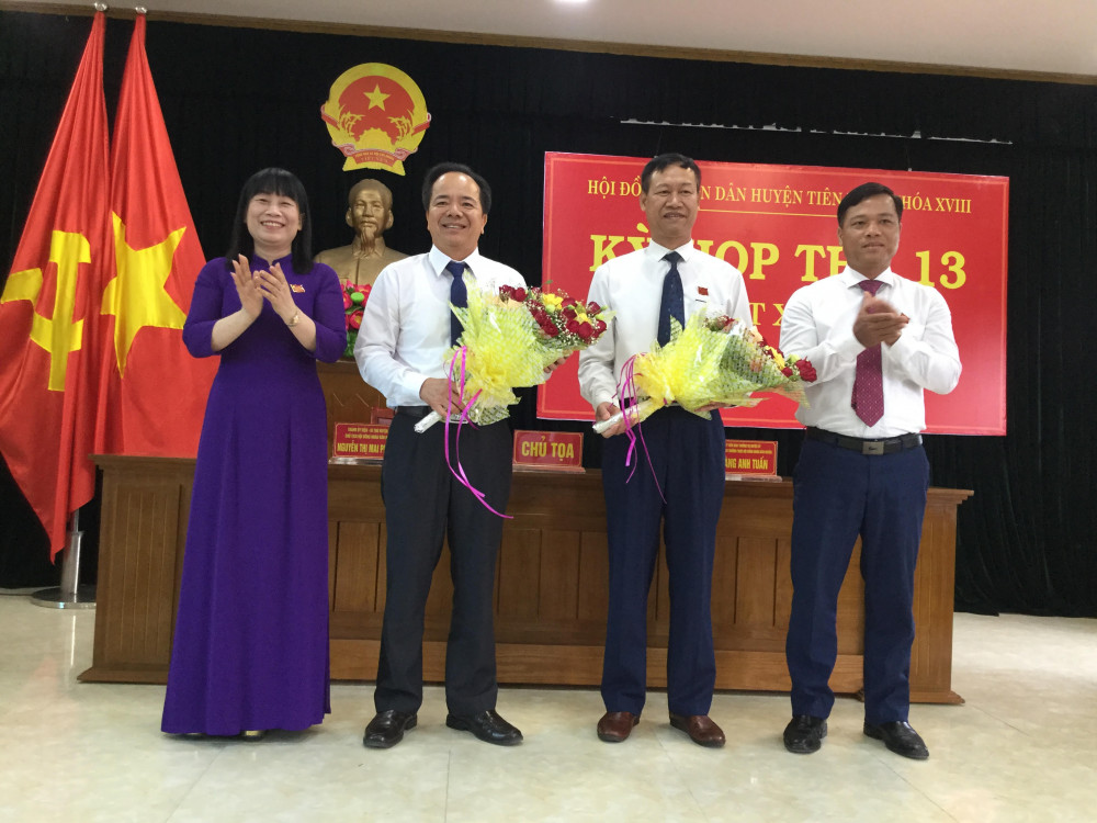 Lãnh đạo huyện Tiên Lãng tặng hoa chúc mừng đồng chí Trần Văn Khanh và đồng chí Vũ Văn Dũng