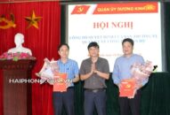 Quận ủy Dương Kinh công bố các quyết định về công tác cán bộ