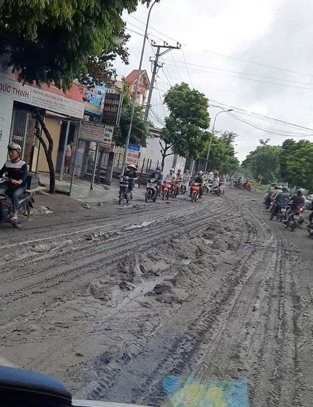 Bùn rơi vãi gần 100 m khiến việc lưu thông người dân vào buổi sáng gặp khó khăn Bùn rơi vãi gần 100 m khiến việc lưu thông người dân vào buổi sáng gặp khó khăn