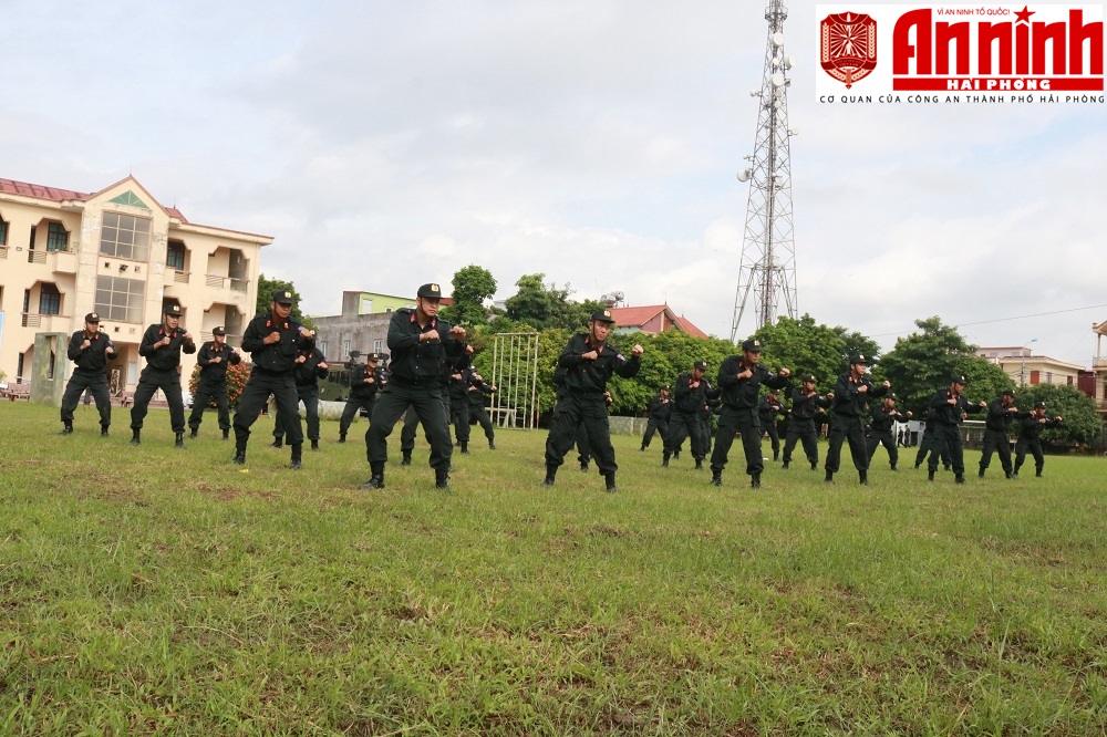 Tiểu đoàn Cảnh sát Cơ động triển khai các động tác kỹ thuật võ thuật cơ bản